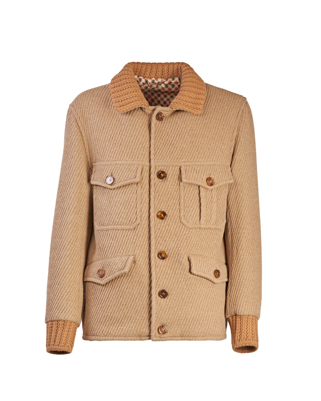 shop ETRO  Giaccone: Etro giubbotto con dettagli in maglia.
Giubbotto in misto lana vergine, caratterizzato da una tramatura diagonale è caratterizzato da colletto e polsini in maglia. 
Fodera decorata da una stampa con micro motivi geometrici cravatteria.
Composizione Esterno: 70% lana vergine, 25% poliammide, 5% altre fibre.
Composizione colletto e polsini: 50% lana, 50% acrilico.
Vestibilità regular.
Colletto in maglia.
Chiusura con bottoni.
Tasche applicate sul petto.
Tasche laterali a pattina.
Tasche interne a filetto.
Fabbricato in Italia.. 1S379 0047-800 number 89904